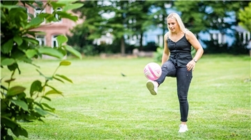 Eine Frau spielt Fußball.