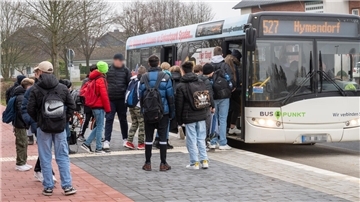 Nach Schulende strömen die Schüler der Oberschule Langen zu den Bussen - in der Hoffnung, dass sie nicht rappelvoll sind.