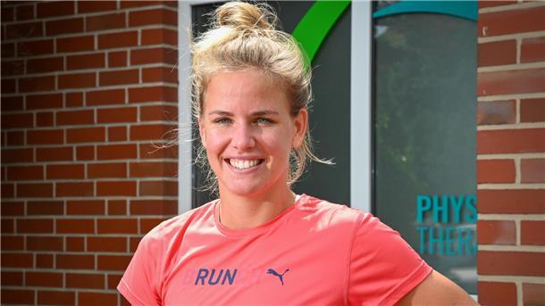 Eine Fußballerin zeigt ihr strahlendstes Lächeln. Es ist Lena Petermann, Neuzugang des SV Werder Bremen.
