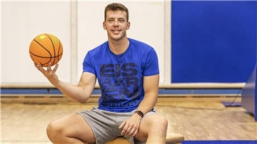 Ein Spieler sitzt mit einem Basketball. Es ist Till Isemann von den Eisbären Bremerhaven. 