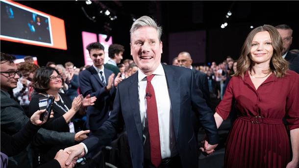 Politisches Chaos: Labour bereitet sich auf Macht vor Nach seiner Rede auf dem Labour-Parteitag verlässt Parteivorsitzender Keir Starmer mit seiner Frau Victoria die Bühne.
