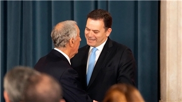Nach seiner Vereidigung im Nationalpalast von Ajuda wird Ministerpräsident Luis Montenegro (r) von Staatsoberhaupt Marcelo Rebelo de Sousa begrüßt