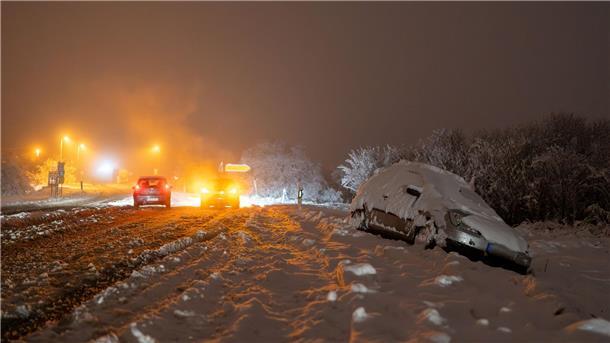 Nach starkem Schneefall liegt ein Auto in der Nähe von Wiesbaden im Graben.