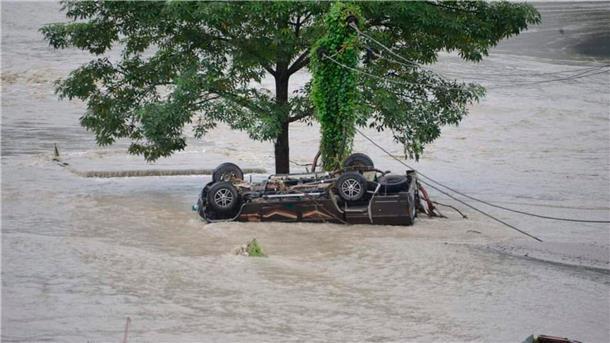 Nach starken Regenfällen ist der Fluss Teesta über die Ufer getreten und hat ein Auto mitgerissen.