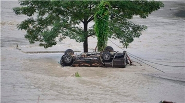 Nach starken Regenfällen ist der Fluss Teesta über die Ufer getreten und hat ein Auto mitgerissen.