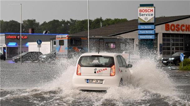 Unwetter tobt über Ostfriesland - Pflegeheim in Aurich muss geräumt werden Nach Starkregenfällen in Ostfriesland kam es zu Hunderten Feuerwehreinsätzen.