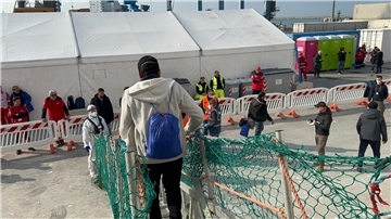 Nach tagelanger Überfahrt gehen gerettete Menschen von Bord der „Geo Barents“, die im Hafen von Ancona in Mittelitalien liegt. Die private Hilfsorganisation Ärzte ohne Grenzen hat in Ancona 48 Bootsmigranten an Land gebracht.