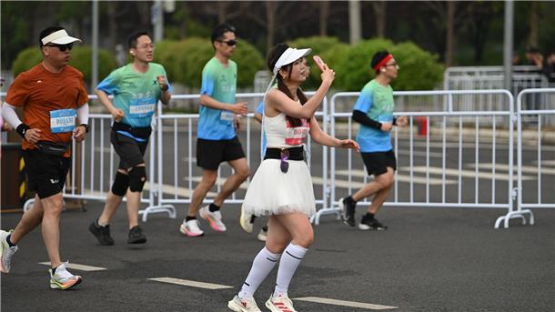 Chinesische Roboter laufen Halbmarathon gegen Menschen Nach Veranstalterangaben hatten sich mehr als 10.000 Menschen für den Lauf angemeldet.