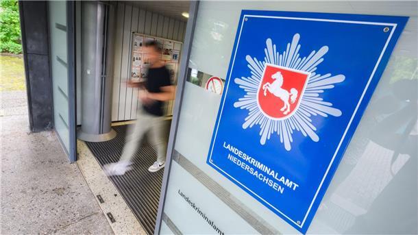 Nach Veröffentlichung eines neu entdeckten Videos sind beim Landeskriminalamt Niedersachsen neue Hinweise zu dem gesuchten früheren RAF-Mitglied Burkhard Garweg eingegangen. (Archivbild)
