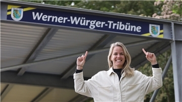 Fußballerin Lena Petermann steht auf dem Sportplatz in Otterndorf