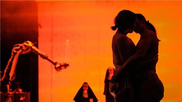 Opernperformance „Sancta“ von Holzinger in Schwerin gefeiert Nach vier ausverkauften Aufführungen in Schwerin wird die internationale Koproduktion „Sancta“ bei den Wiener Festwochen zu sehen sein.