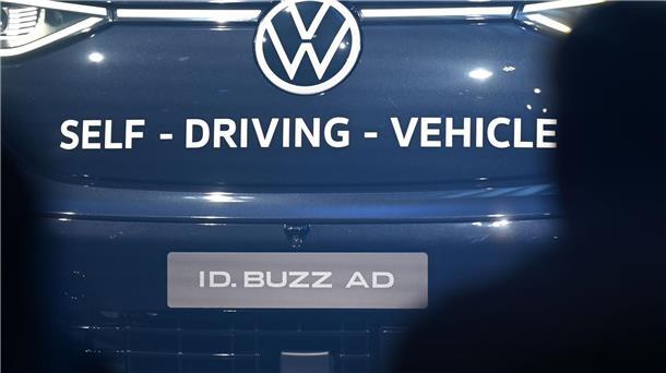 Nach VW-Angaben ist es das erste voll autonom fahrende Serienfahrzeug aus europäischer Produktion.