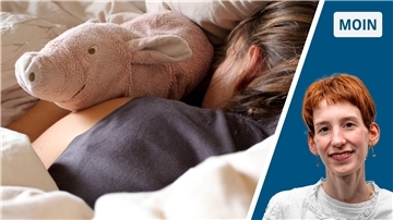 Frau mit Kuscheltier im Bett