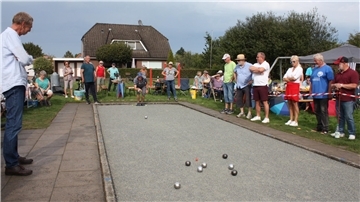 Boulespiel auf der Boulebahn in Bokel