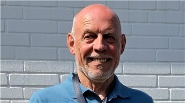 Uwe Trenke lächelt in die Kamera.