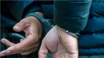 Nach zwei gescheiterten Einbruchsversuchen, bei denen sich der Täter nicht gerade als Experte zeigte, klickten für ihn die Handschellen (Symbolbild).