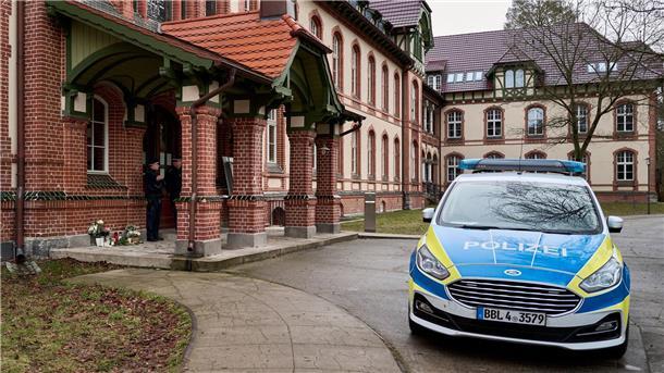 Schock in Kleinstadt: Mann gesteht zwei Gewalttaten Nach zwei Gewalttaten in Beelitz-Heilstätten südwestlich von Berlin ermittelt die Staatsanwaltschaft wegen Mordes und versuchten Mordes.
