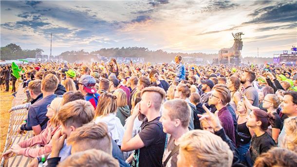 Nach zwei Jahren Pause wegen der Covid-19-Pandemie findet das Deichbrand-Festival in diesem Jahr wieder auf dem Nordholzer Seeflughafen in Wanhöden statt.