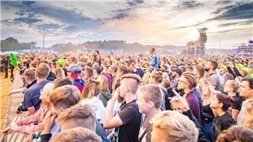 Nach zwei Jahren Pause wegen der Covid-19-Pandemie findet das Deichbrand-Festival in diesem Jahr wieder auf dem Nordholzer Seeflughafen in Wanhöden statt.