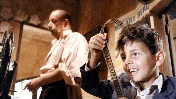 Nach zwei Jahren Zwangspause kehrt das „Kino am Hafen“ am 5. und 6. August zurück. Der erste Film, „Cinema Paradiso“, feiert die Faszination des Live-Kinos. In dem Film findet der kleine Salvatore (Salvatore Cascio) im Filmvorführer Alfredo (Philippe Noiret) einen väterlichen Freund.