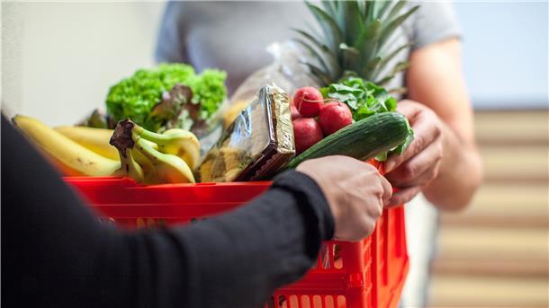 Da es in den meisten Dörfern an Möglichkeiten fehlt, Lebensmittel zu kaufen, der nächste Arzt und die Apotheke meist weit weg sind, sind Ältere, die kein Auto fahren, auf Hilfe angewiesen. Die könnte in der Gemeinde Gyhum ein Dorfhelfer leisten. Der käme auch, wenn im Herbst der schwere Gartentisch wegzuräumen ist oder der Gulli vor dem Grundstück gereinigt werden muss. 