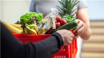 Da es in den meisten Dörfern an Möglichkeiten fehlt, Lebensmittel zu kaufen, der nächste Arzt und die Apotheke meist weit weg sind, sind Ältere, die kein Auto fahren, auf Hilfe angewiesen. Die könnte in der Gemeinde Gyhum ein Dorfhelfer leisten. Der käme auch, wenn im Herbst der schwere Gartentisch wegzuräumen ist oder der Gulli vor dem Grundstück gereinigt werden muss. 