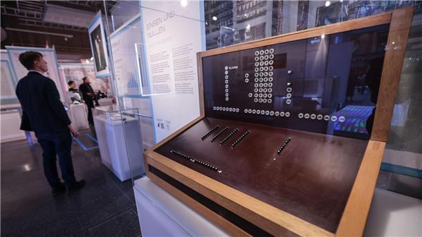 Ein Tastenhandy unter Glas - Die Digitalisierung im Museum Nachbau des ersten Computers von Konrad Zuse.