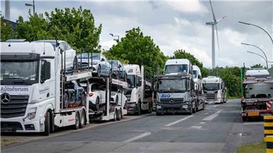 Nachdem am Freitag am Grauwallring Fahrer stundenlang auf ihre Abfertigung warten mussten, will die BLG weiteres Personal auf der Vorstaufläche zur Verfügung stellen. Foto: Scheschonka