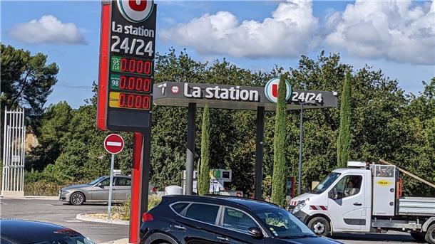 Streikendes Raffinerie-Personal zur Arbeit verpflichtet Nachdem Autofahrer in Frankreich aufgrund des Streiks an den Tankstellen oft erfolglos gewartet haben, hat sich nun die Regierung eingeschaltet.