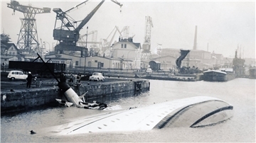 Die "Bremerhaven" liegt im Hafen auf der Seite. 