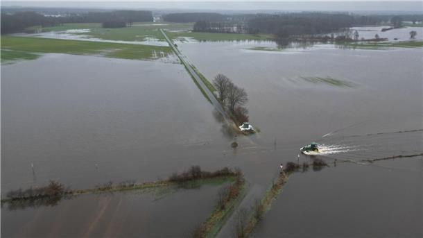 Keine Entwarnung in den Hochwasser-Gebieten Nachdem der Fluss Ems über die Ufer getreten ist, stehen viele Flächen unter Wasser.