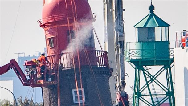 Nachdem der letzte Schnitt an der Haube des Leuchtturms gemacht war, keimte schon Hoffnung auf, dass die Kuppel abgehoben werden kann. Vergebens.