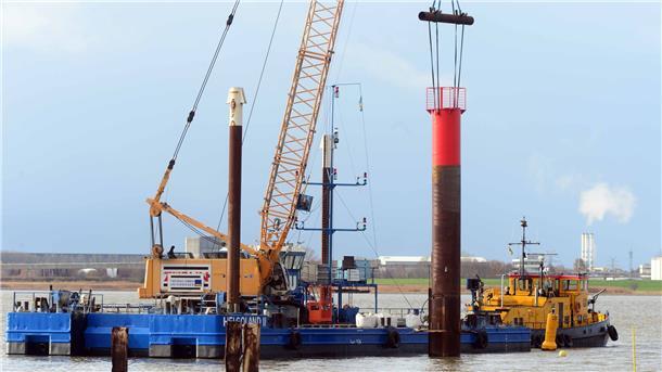 Nachdem der Molenturm der Nordmole in Bremerhaven vor einigen Monaten abgerissen wurde, wird nun ein neuer Signalturm aufgestellt.