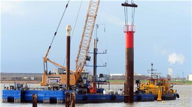 Nachdem der Molenturm der Nordmole in Bremerhaven vor einigen Monaten abgerissen wurde, wird nun ein neuer Signalturm aufgestellt.