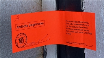 Rotes Siegel der Stadt Nordenham an einem der Tore des Atenser Betriebes TiNo.