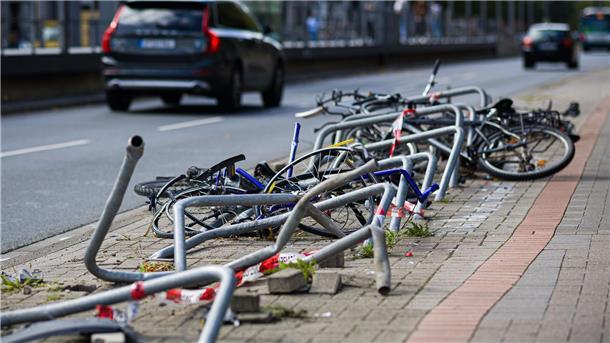 Nachdem ein Autofahrer 14 Fahrradständer überfahren hat, überschlägt er sich mit seinem Wagen in Hannover.