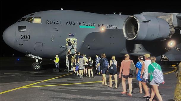 Nachdem ein heftiges Erdbeben den Inselstaat Vanuatu erfasst hat, konnten bereits Hunderte Touristen ausgeflogen werden.
