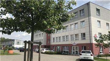 Nachdem mehrere Gutachter den Verdacht auf Statik-Mängel beim Gesundheitszentrum in der Wagnerstraße 22 geäußert hatten, wurden innen über 200 Stützen eingebaut. Nun wird beurteilt, ob und welche Sanierungsmaßnahmen erforderlich sind.