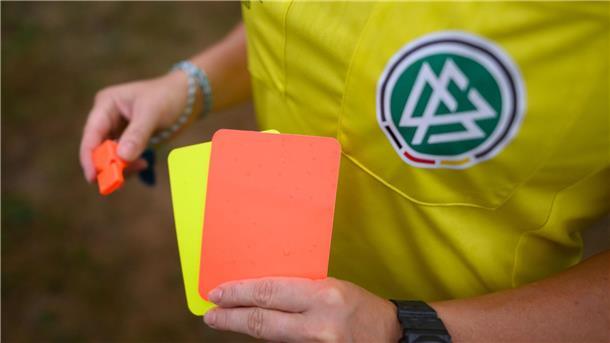 Referee verklagt DFB Schiri GmbH wegen Diskriminierung Nachwuchs-Referee verklagt die DFB Schiri GmbH.