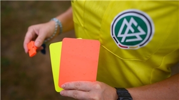 Nachwuchs-Referee verklagt die DFB Schiri GmbH.