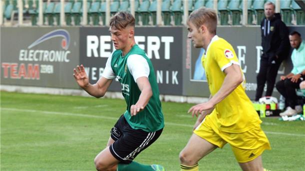 Nachwuchstalent Daniel Holsten (rechts) stand in der Starelf und machte viel Druck am Flügel.