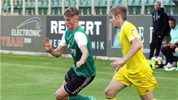 Nachwuchstalent Daniel Holsten (rechts) stand in der Starelf und machte viel Druck am Flügel.