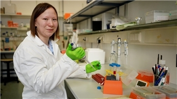Nadine Großmann, Mitglied des Vorstands des Vereins Loudrare und Biochemikerin, steht in einem Labor einer Berliner Universität. Großmann ist an dem Gen-Defekt „FOP“ erkrankt:  Dort bilden sich bei der Wundheilung Knochen statt Narbengewebe.
