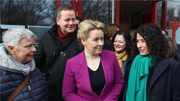 Amtlich: SPD nur noch mit 53 Stimmen vor Grünen Nächste Runde der Sondierungsgespräche von Linke, SPD und Grünen mit Katina Schubert (l-r), Klaus Lederer, Franziska Giffey, Cansel Kiziltepe und Bettina Jarasch.