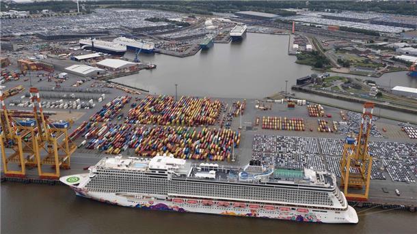 Näher heran lässt Cruise Saudi keinen Fotografen. Die „Manara“ liegt gut abgeschirmt am Containerterminal.