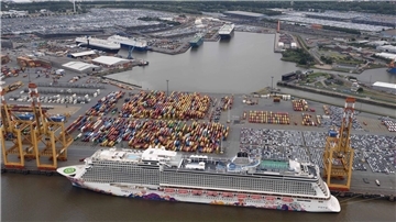 Näher heran lässt Cruise Saudi keinen Fotografen. Die „Manara“ liegt gut abgeschirmt am Containerterminal.