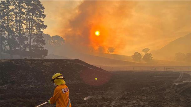 Grasfeuer lodert nördlich von Melbourne - Experten warnen Nahe der australischen Metropole Melbourne ist ein Grasfeuer außer Kontrolle geraten.