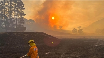 Nahe der australischen Metropole Melbourne ist ein Grasfeuer außer Kontrolle geraten.