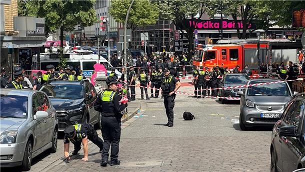 Nahe der Reeperbahn in Hamburg-St. Pauli hat die Polizei einen mit einer Spitzhacke und einem Molotowcocktail bewaffneten Mann angeschossen.
