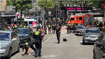 Nahe der Reeperbahn in Hamburg-St. Pauli hat die Polizei einen mit einer Spitzhacke und einem Molotowcocktail bewaffneten Mann angeschossen.